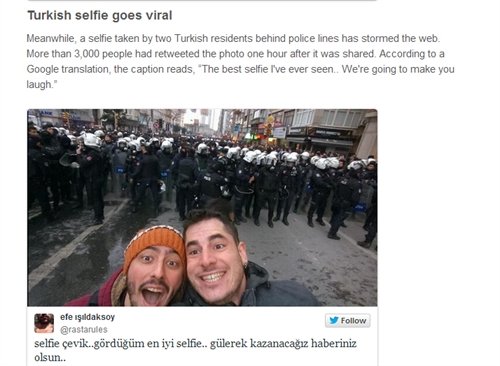 Η χιουμοριστική selfie Τούρκων διαδηλωτών μπροστά από πάνοπλους αστυνομικούς, που έχει γίνει viral [εικόνα] | iefimerida.gr 1