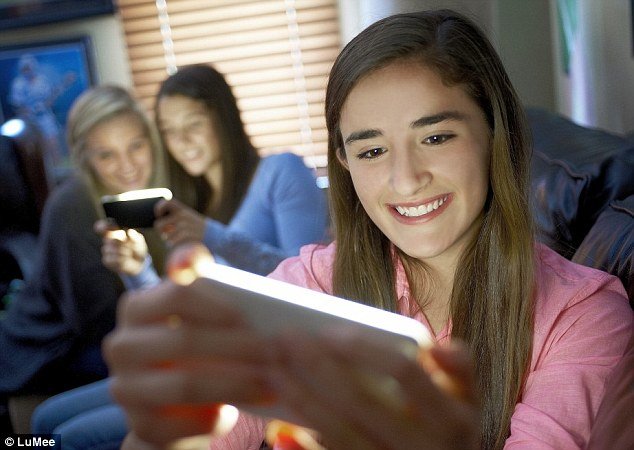 Τώρα και selfies με... φλας μέσω μιας φωτεινής θήκης: Η έξυπνη ιδέα ενός φωτογράφου που κάνει χρυσές δουλειές [εικόνες&βίντεο] | iefimerida.gr 2