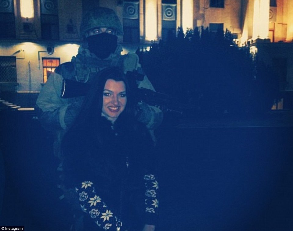 Selfies από το «μέτωπο» -Χαμογελαστές πόζες δίπλα σε μασκοφόρους Ρώσους εισβολείς [εικόνες] | iefimerida.gr 0