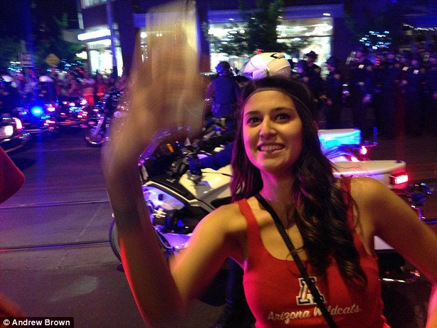 Η αφασία του διαδηλωτή -Ανέμελοι φοιτητές κάνουν selfies την ώρα που αστυνομικοί τους ψεκάζουν με σπρέι πιπεριού [εικόνες&βίντεο] | iefimerida.gr 3