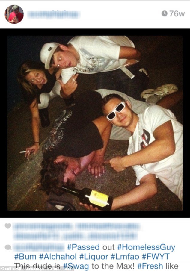 Η νέα αποκρουστική τάση που σοκάρει: selfies με αστέγους [εικόνες] | iefimerida.gr 2