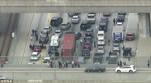 Οι selfies τις ντροπής -Εβγαζαν φωτογραφίες την ώρα που απελπισμένος άντρας επιχειρούσε να πηδήξει από γέφυρα [εικόνες]  | iefimerida.gr 2