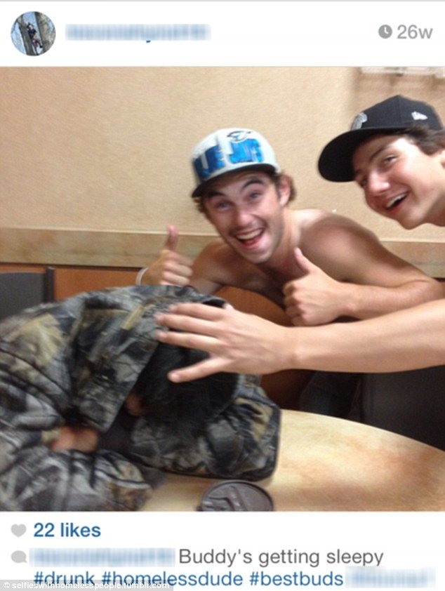 Η νέα αποκρουστική τάση που σοκάρει: selfies με αστέγους [εικόνες] | iefimerida.gr 3