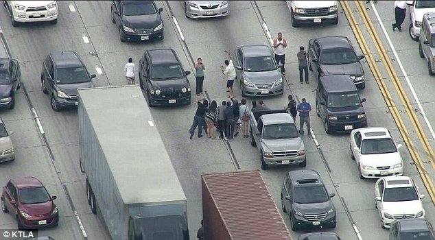 Οι selfies τις ντροπής -Εβγαζαν φωτογραφίες την ώρα που απελπισμένος άντρας επιχειρούσε να πηδήξει από γέφυρα [εικόνες]  | iefimerida.gr 3