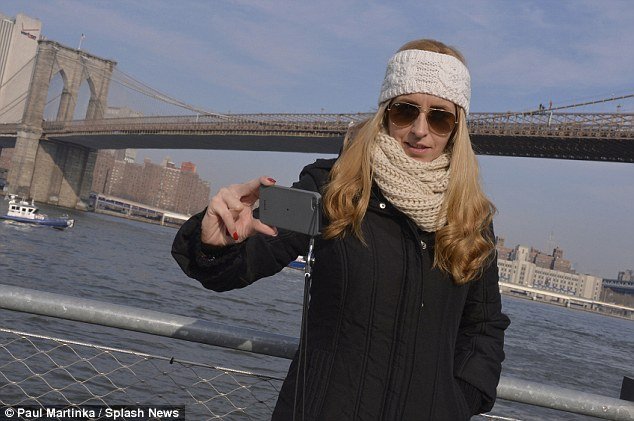 Οι selfies τις ντροπής -Εβγαζαν φωτογραφίες την ώρα που απελπισμένος άντρας επιχειρούσε να πηδήξει από γέφυρα [εικόνες]  | iefimerida.gr 4