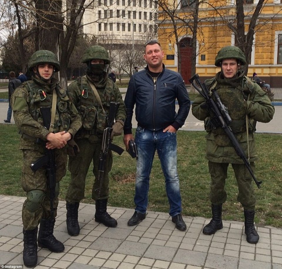 Selfies από το «μέτωπο» -Χαμογελαστές πόζες δίπλα σε μασκοφόρους Ρώσους εισβολείς [εικόνες] | iefimerida.gr 1