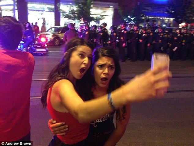 Η αφασία του διαδηλωτή -Ανέμελοι φοιτητές κάνουν selfies την ώρα που αστυνομικοί τους ψεκάζουν με σπρέι πιπεριού [εικόνες&βίντεο] | iefimerida.gr 2