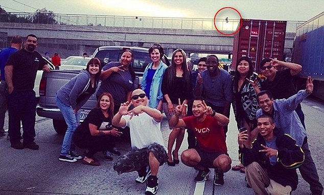 Οι selfies τις ντροπής -Εβγαζαν φωτογραφίες την ώρα που απελπισμένος άντρας επιχειρούσε να πηδήξει από γέφυρα [εικόνες]  | iefimerida.gr 0