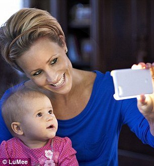 Τώρα και selfies με... φλας μέσω μιας φωτεινής θήκης: Η έξυπνη ιδέα ενός φωτογράφου που κάνει χρυσές δουλειές [εικόνες&βίντεο] | iefimerida.gr 0