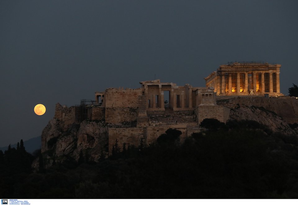 Μαγική υπερπανσέληνος φωτίζει τον ουρανό- Το εντυπωσιακό φαινόμενο [εικόνες & βίντεο] | iefimerida.gr 1