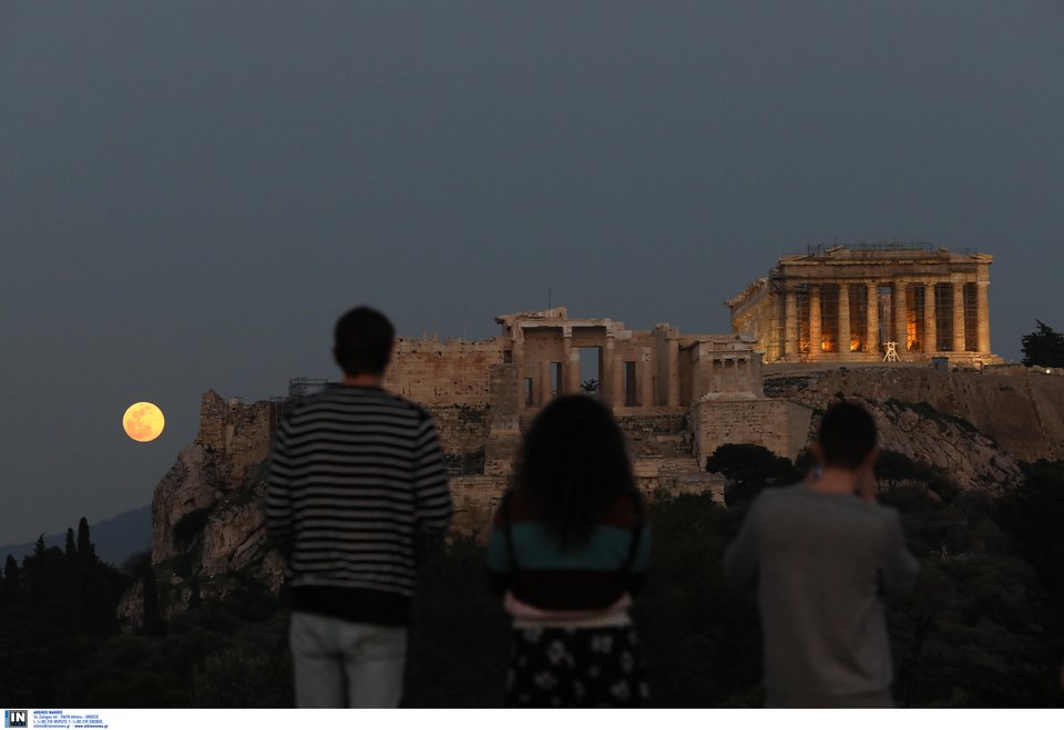 Μαγική υπερπανσέληνος φωτίζει τον ουρανό- Το εντυπωσιακό φαινόμενο [εικόνες & βίντεο] | iefimerida.gr 0