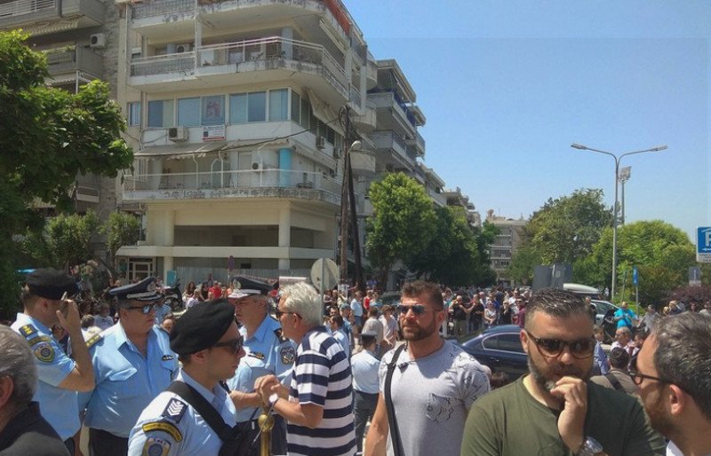 Πλήθος κόσμου στην κηδεία του Χάρρυ Κλυνν -Παρών και ο πρωθυπουργός Αλέξης Τσίπρας [εικόνες] | iefimerida.gr 1