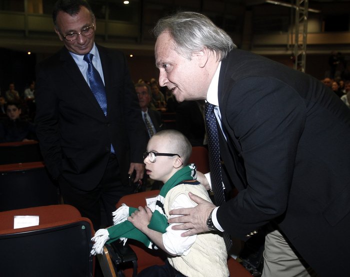 Ο μικρός Τζέι, φίλος του Γιώργου Σαμαρά, στην Ελλάδα στα βραβεία του ΠΣΑΤ [εικόνες] | iefimerida.gr 4