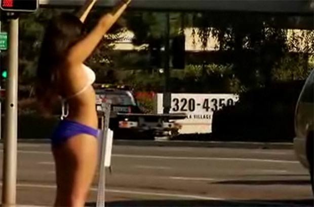 Πέταξε τα ρούχα της για να βρει το σκυλάκι της [βίντεο, εικόνες] | iefimerida.gr 1