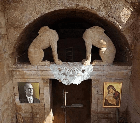 Το twitter σαρκάζει: Αυτά λείπουν από τον τάφο της Αμφίπολης [εικόνα] | iefimerida.gr 0