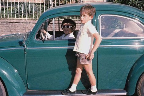 Φωτογραφία-ντοκουμέντο: Ο θρυλικός Αιρτον Σένα  πιτσιρικάς ποζάρει πλάι σε ένα αυτοκίνητο [εικόνα] | iefimerida.gr 0