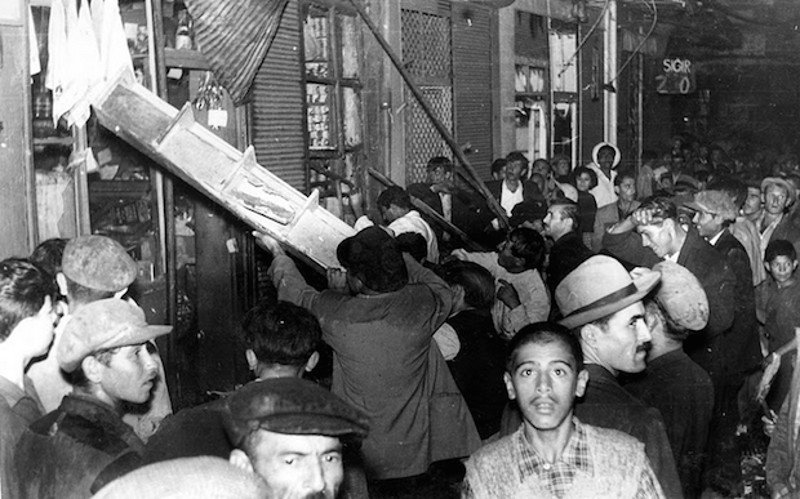 Απο την μανία του όχλου δεν έμεινε τίποτα όρθιο