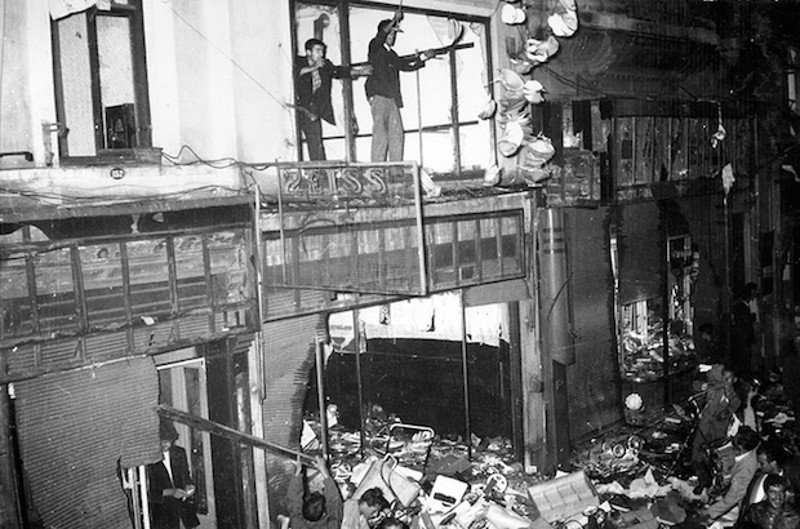 Το πογκρόμ των Ελλήνων της Πόλης το 1955 -Χιλιάδες καταστήματα λεηλατήθηκαν, δεκάδες οι νεκροί, χιλιάδες οι βιασμοί γυναικών [εικόνες] | iefimerida.gr 14