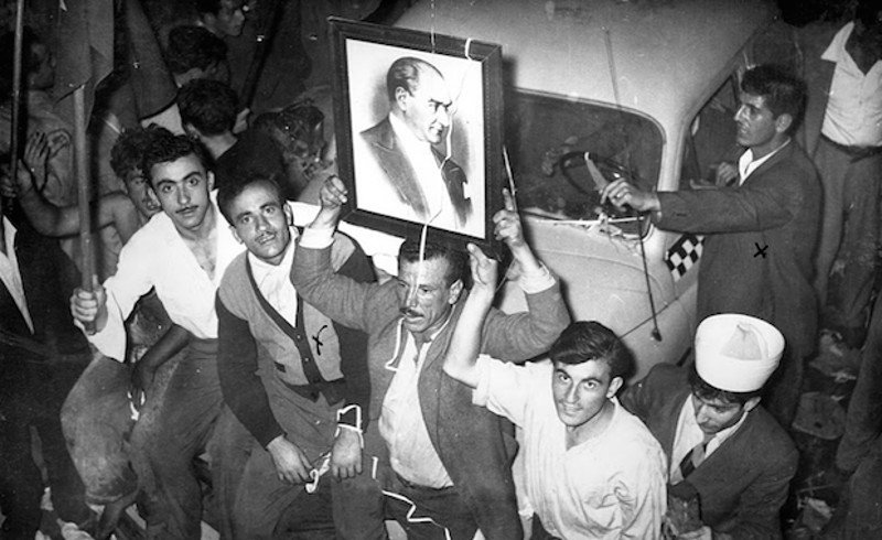 Το πογκρόμ των Ελλήνων της Πόλης το 1955 -Χιλιάδες καταστήματα λεηλατήθηκαν, δεκάδες οι νεκροί, χιλιάδες οι βιασμοί γυναικών [εικόνες] | iefimerida.gr 11