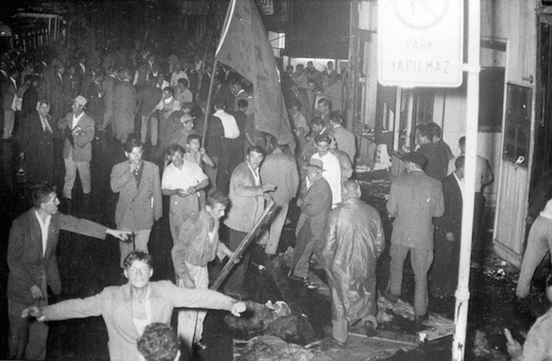 Το πογκρόμ των Ελλήνων της Πόλης το 1955 -Χιλιάδες καταστήματα λεηλατήθηκαν, δεκάδες οι νεκροί, χιλιάδες οι βιασμοί γυναικών [εικόνες] | iefimerida.gr 7