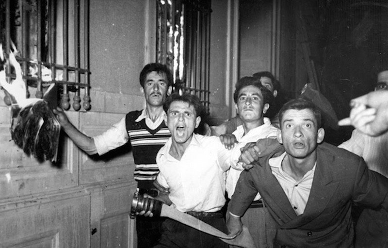 Ολο το βράδυ κυκλοφορούσαν στους δρόμους της Πόλης και κατέστρεφαν ότι ήταν ελληνικό