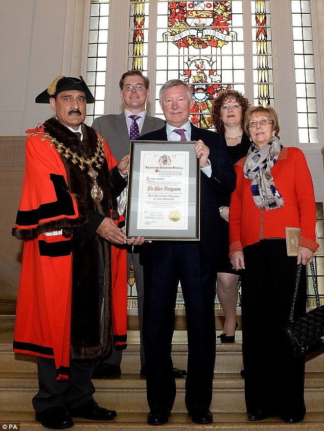 Οδός ...σερ Αλεξ Φέργκιουσον -Εγινε άγαλμα, ..εξέδρα και τώρα αποκτά το δικό του δρόμο [εικόνες] | iefimerida.gr 3