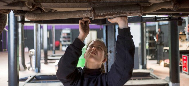 «Only girls»: Το αγαπημένο συνεργείο αυτοκινήτων των γυναικών στο Παρίσι -Προσφέρει μασάζ και μακινιούρ! [εικόνες&βίντεο] | iefimerida.gr 1