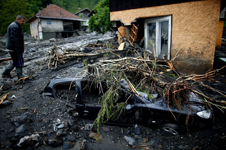 Τρόμος πάνω από τα Βαλκάνια: Οι πλημμύρες σε Σερβία και Βοσνία παρασύρουν 100.000 νάρκες που δεν έχουν εκραγεί [εικόνες]   | iefimerida.gr 0