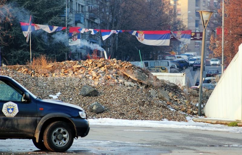 Κόσοβο: Αφαιρέθηκε το οδόφραγμα που χώριζε Σέρβους και Αλβανούς στη «γέφυρα του διχασμού» στη Μιτρόβιτσα [Εικόνες] | iefimerida.gr 2