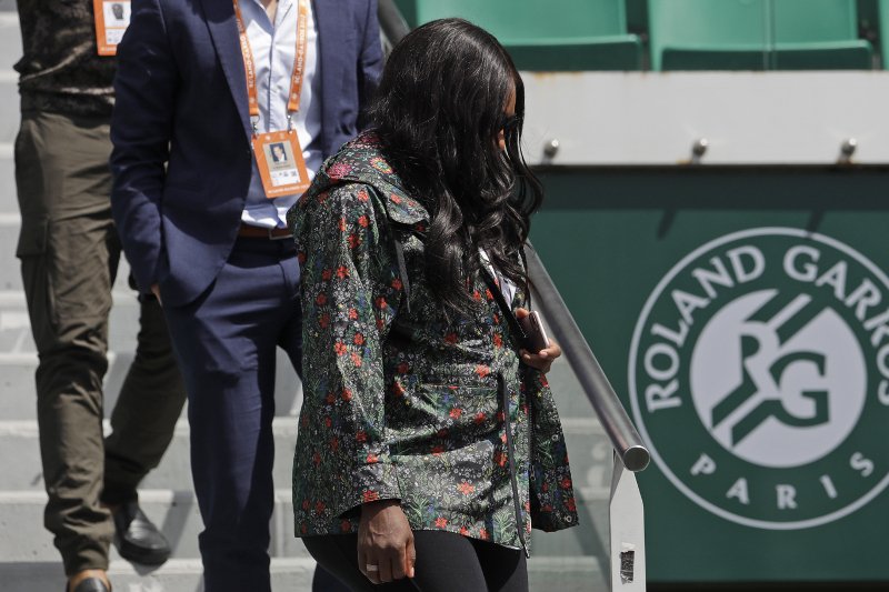 Η έγκυος Σερένα Γουίλιαμς, με φουσκωμένη κοιλίτσα, ως θεατής στο Ρολάν Γκαρός [εικόνες] | iefimerida.gr 1