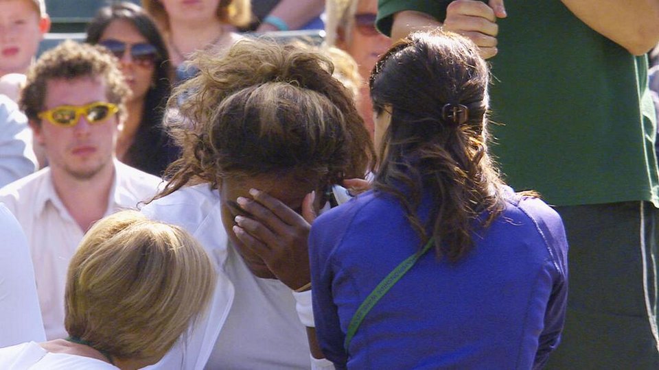 «Γονάτισε» η Σερένα Γουίλιαμς -Σε τραγική κατάσταση στο κορτ, παραπατούσε και αποσύρθηκε από το διπλό [εικόνες&βίντεο] | iefimerida.gr 1