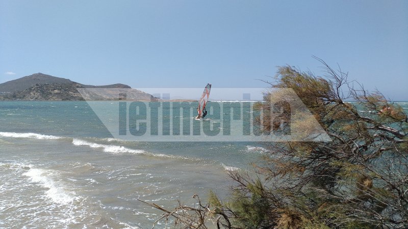 Μαγεία στα κύματα: Σέρφερς από όλο τον κόσμο συγκεντρώνονται στη Νάξο για να δαμάσουν αέρα και θάλασσα [εικόνες] | iefimerida.gr 1