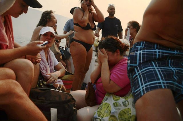  Συγκλονιστικές εικόνες στη Σέριφο από τη μεγάλη φωτιά – Οι τουρίστες εγκαταλείπουν το νησί με βάρκες [εικόνες] | iefimerida.gr 2