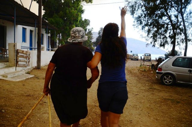  Συγκλονιστικές εικόνες στη Σέριφο από τη μεγάλη φωτιά – Οι τουρίστες εγκαταλείπουν το νησί με βάρκες [εικόνες] | iefimerida.gr 3