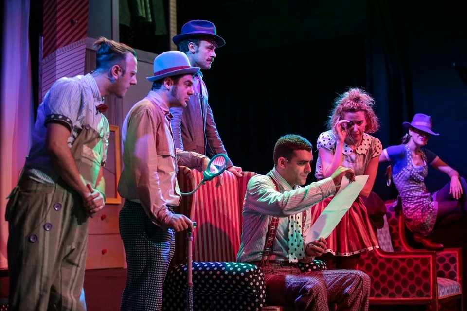 Θεατρικός Σέρλοκ Χολμς με παράλληλη διερμηνεία στη νοηματική και μουσική Μαραβέγια [εικόνες]  | iefimerida.gr 2