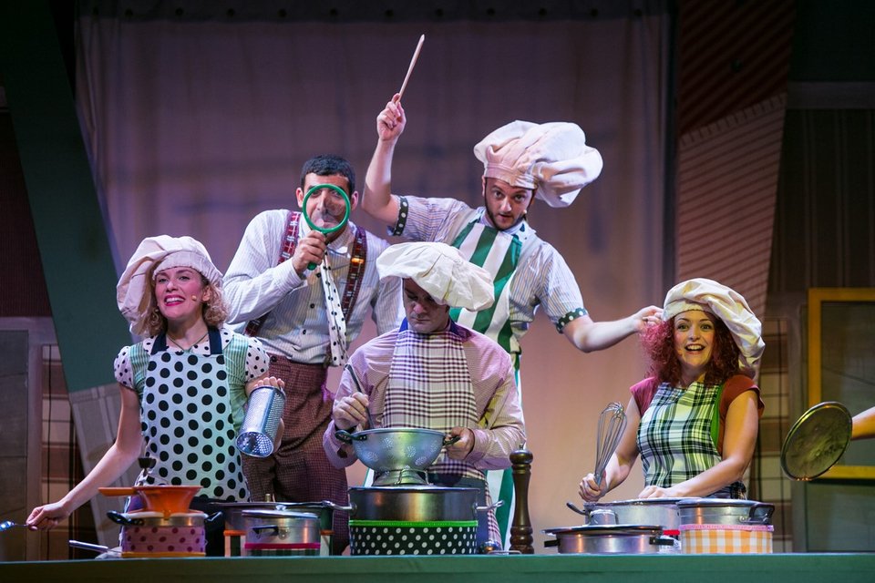 Θεατρικός Σέρλοκ Χολμς με παράλληλη διερμηνεία στη νοηματική και μουσική Μαραβέγια [εικόνες]  | iefimerida.gr 1