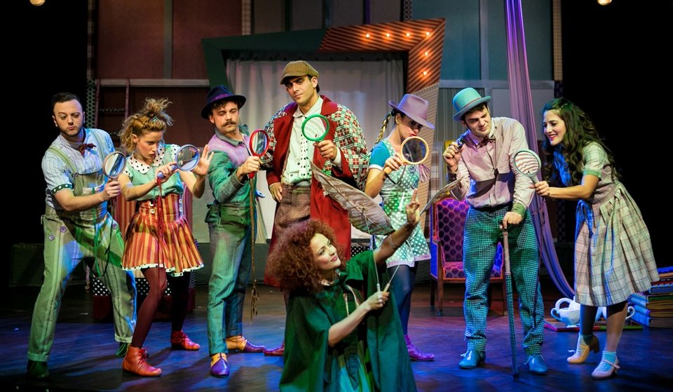 Θεατρικός Σέρλοκ Χολμς με παράλληλη διερμηνεία στη νοηματική και μουσική Μαραβέγια [εικόνες]  | iefimerida.gr 0