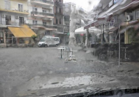 Οδηγός στις Σέρρες ανέβηκε στον ουρανό του αυτοκινήτου του για να γλιτώσει από τη νεροποντή [εικόνα] | iefimerida.gr 1