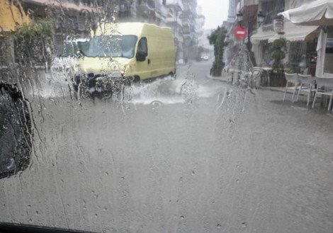 Οδηγός στις Σέρρες ανέβηκε στον ουρανό του αυτοκινήτου του για να γλιτώσει από τη νεροποντή [εικόνα] | iefimerida.gr 2