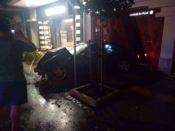 Σέρρες: «Καρφώθηκε» με το αυτοκίνητο στη βιτρίνα του μαγαζιού [εικόνες] | iefimerida.gr 0