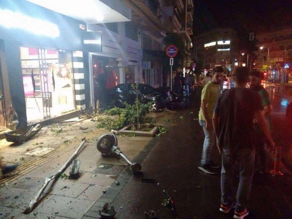 Σέρρες: «Καρφώθηκε» με το αυτοκίνητο στη βιτρίνα του μαγαζιού [εικόνες] | iefimerida.gr 1