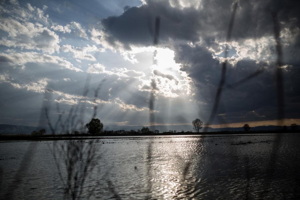Σε απέραντη λίμνη έχουν μετατραπεί τα χωράφια στις Σέρρες [εικόνες] | iefimerida.gr 2