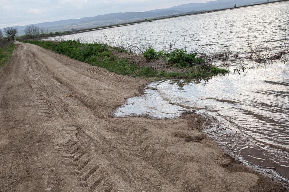 Σε απέραντη λίμνη έχουν μετατραπεί τα χωράφια στις Σέρρες [εικόνες] | iefimerida.gr 0