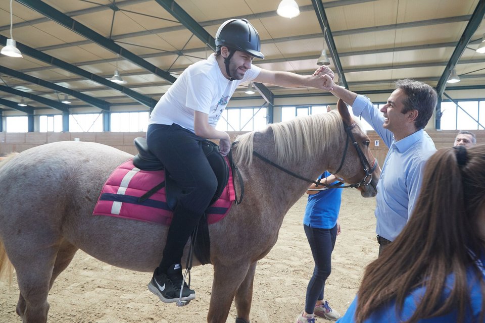 Μπουγάτσα, άλογα και βόλτα στα βουβάλια της Κερκίνης στην περιοδεία Μητσοτάκη στις Σέρρες [εικόνες]  | iefimerida.gr 7