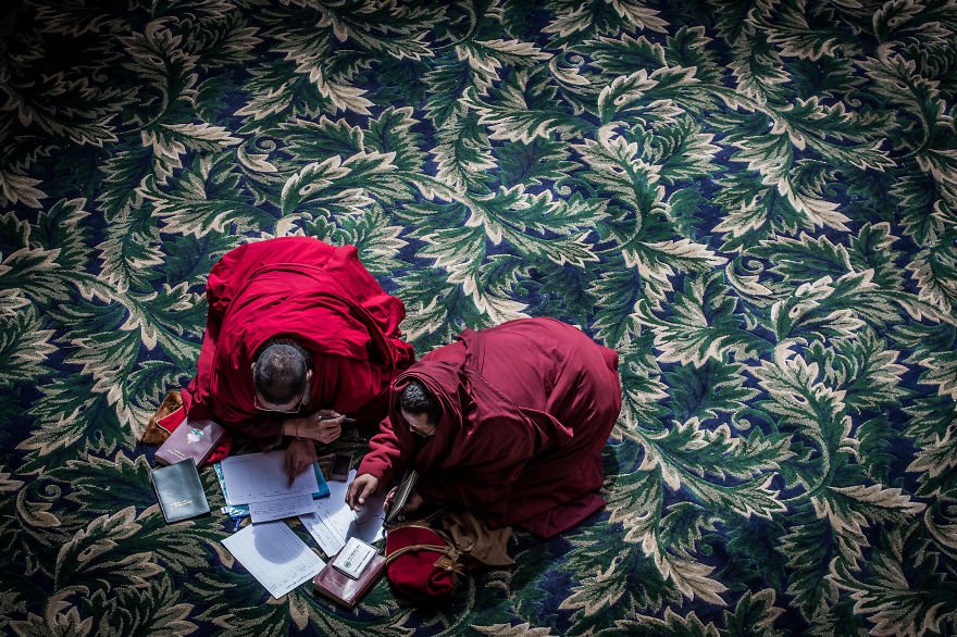 Ενα χωριό γεμάτο γαλήνη: 40.000 Βουδιστές χωρίς τουαλέτες και σύστημα θέρμανσης [εικόνες] | iefimerida.gr 3