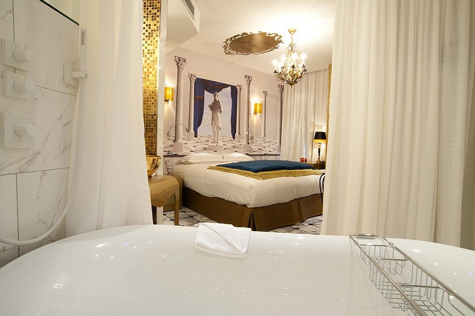 Το boutique hotel με θέμα τα επτά θανάσιμα αμαρτήματα: Τα βαλσαμωμένα πουλιά στο ταβάνι και οι διάβολοι στους τοίχους [εικόνες] | iefimerida.gr 10