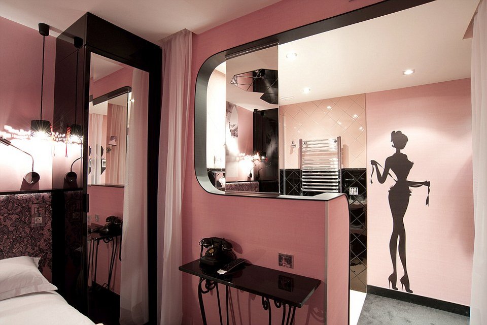 Το boutique hotel με θέμα τα επτά θανάσιμα αμαρτήματα: Τα βαλσαμωμένα πουλιά στο ταβάνι και οι διάβολοι στους τοίχους [εικόνες] | iefimerida.gr 1