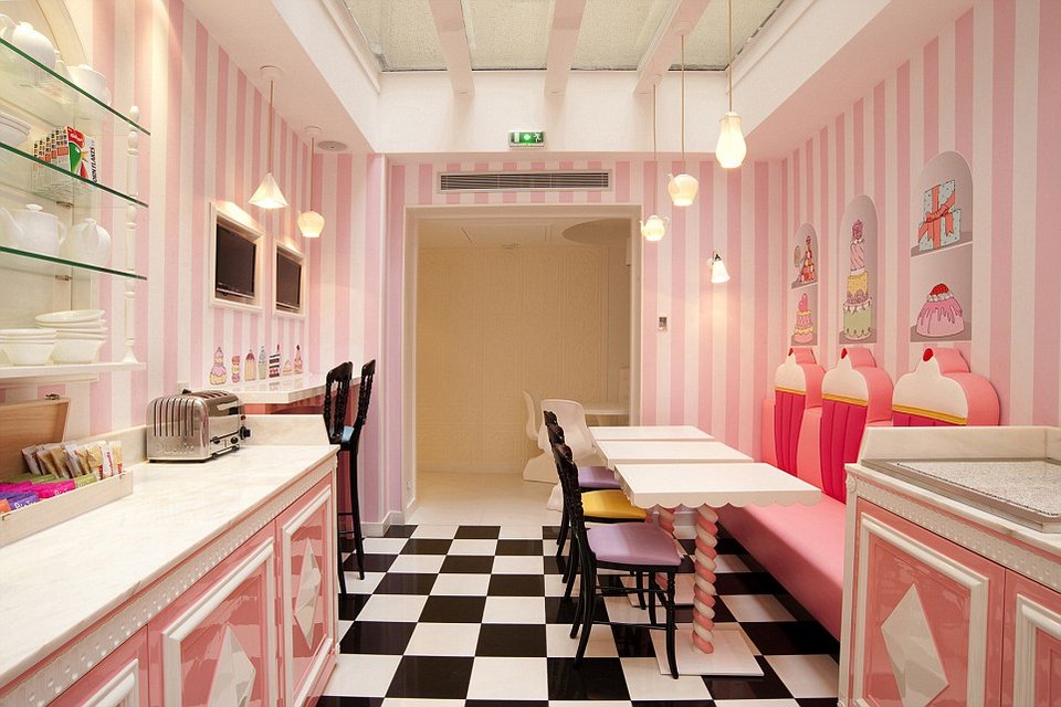 Το boutique hotel με θέμα τα επτά θανάσιμα αμαρτήματα: Τα βαλσαμωμένα πουλιά στο ταβάνι και οι διάβολοι στους τοίχους [εικόνες] | iefimerida.gr 3