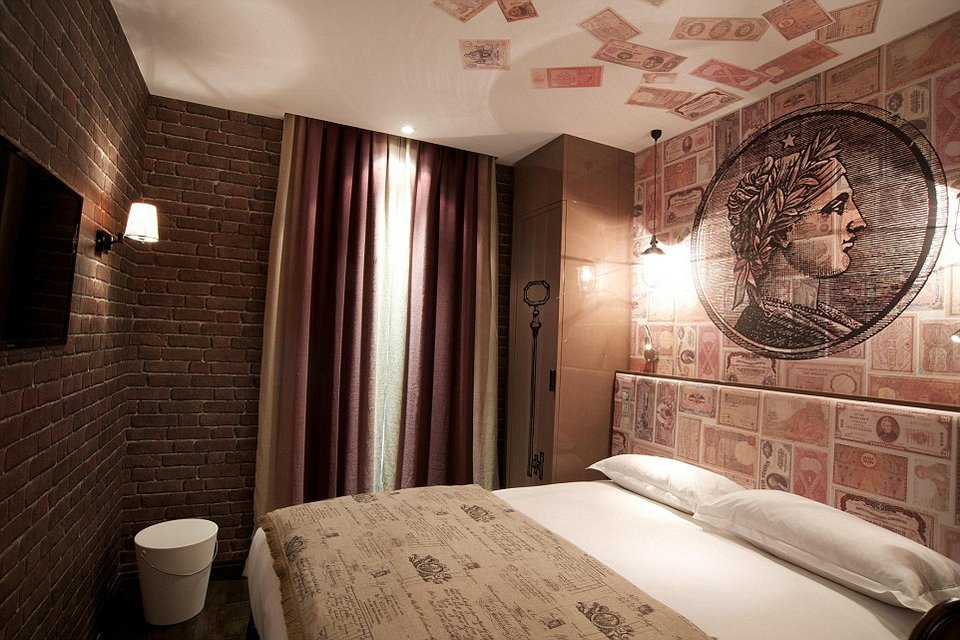 Το boutique hotel με θέμα τα επτά θανάσιμα αμαρτήματα: Τα βαλσαμωμένα πουλιά στο ταβάνι και οι διάβολοι στους τοίχους [εικόνες] | iefimerida.gr 5