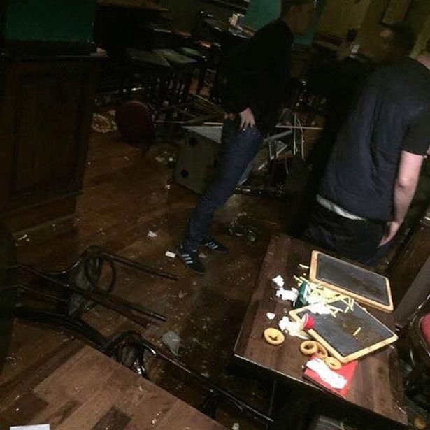 Επεισόδια στη Σεβίλλη - Δύο οπαδοί της Μάντσεστερ Σίτι στο νοσοκομείο [εικόνες] | iefimerida.gr 1